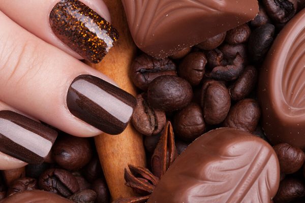 Manicura carey: el match perfecto con el marrón chocolate