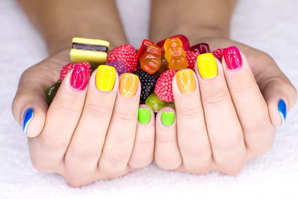 Uñas tutti-frutti, el diseño de frutas en tus manos