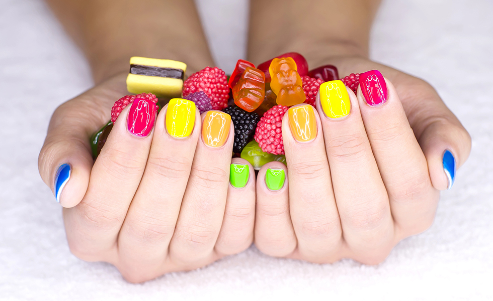 Uñas tutti-frutti, el diseño de frutas en tus manos