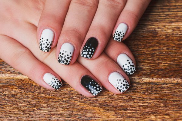 Conoce las divertidas dot nails, la manicura de lunares que arrasa